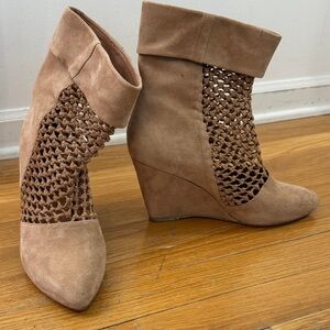 PRICE DROP❤️55. Jeffrey Campbell 10 Tan WedgeBoots with crochet/suede combo
